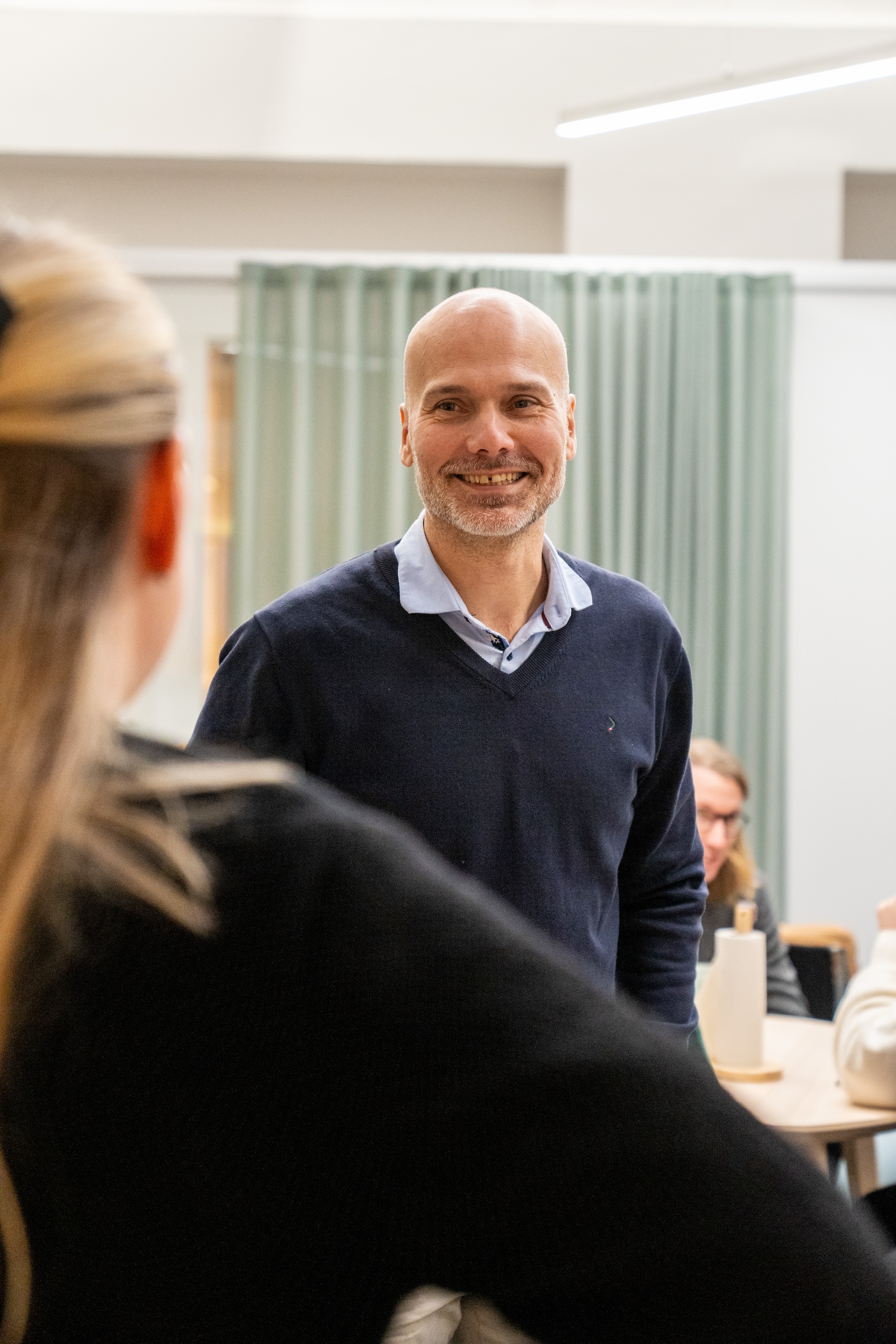 Adam Hedbom pratar med kollega