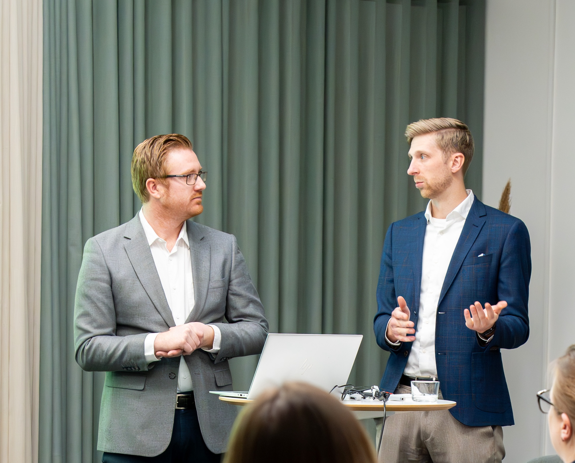 Två personer som talar framför publik.