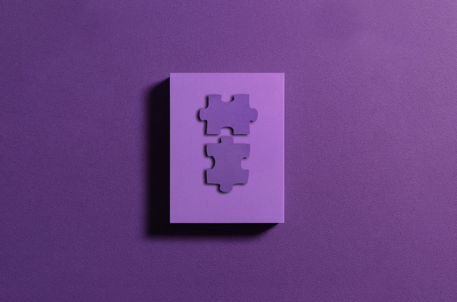 Lila pusselbitar på lila låda med lila bakgrund. 